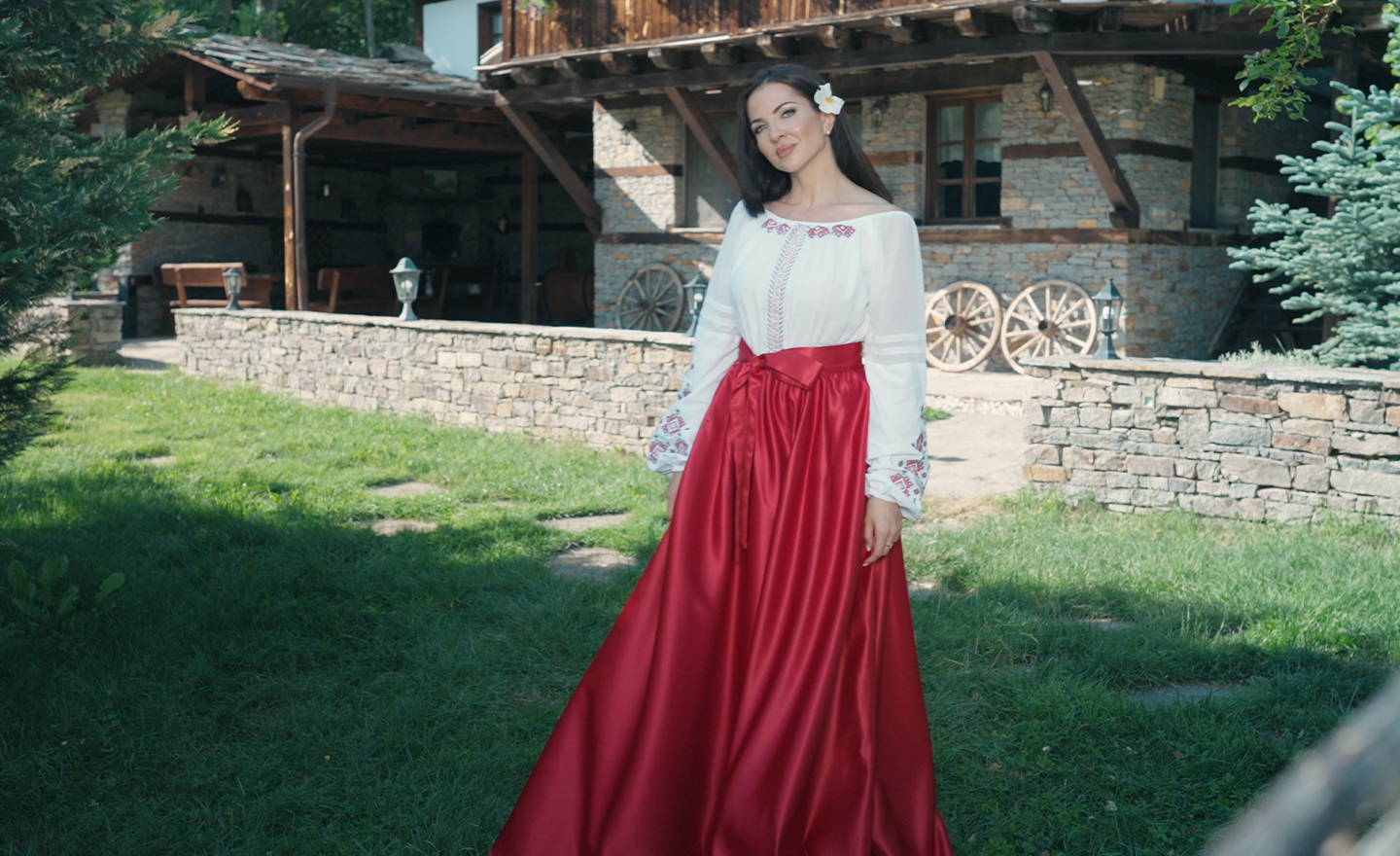 Райна развълнува феновете с “Манда майка си тихом думаше”