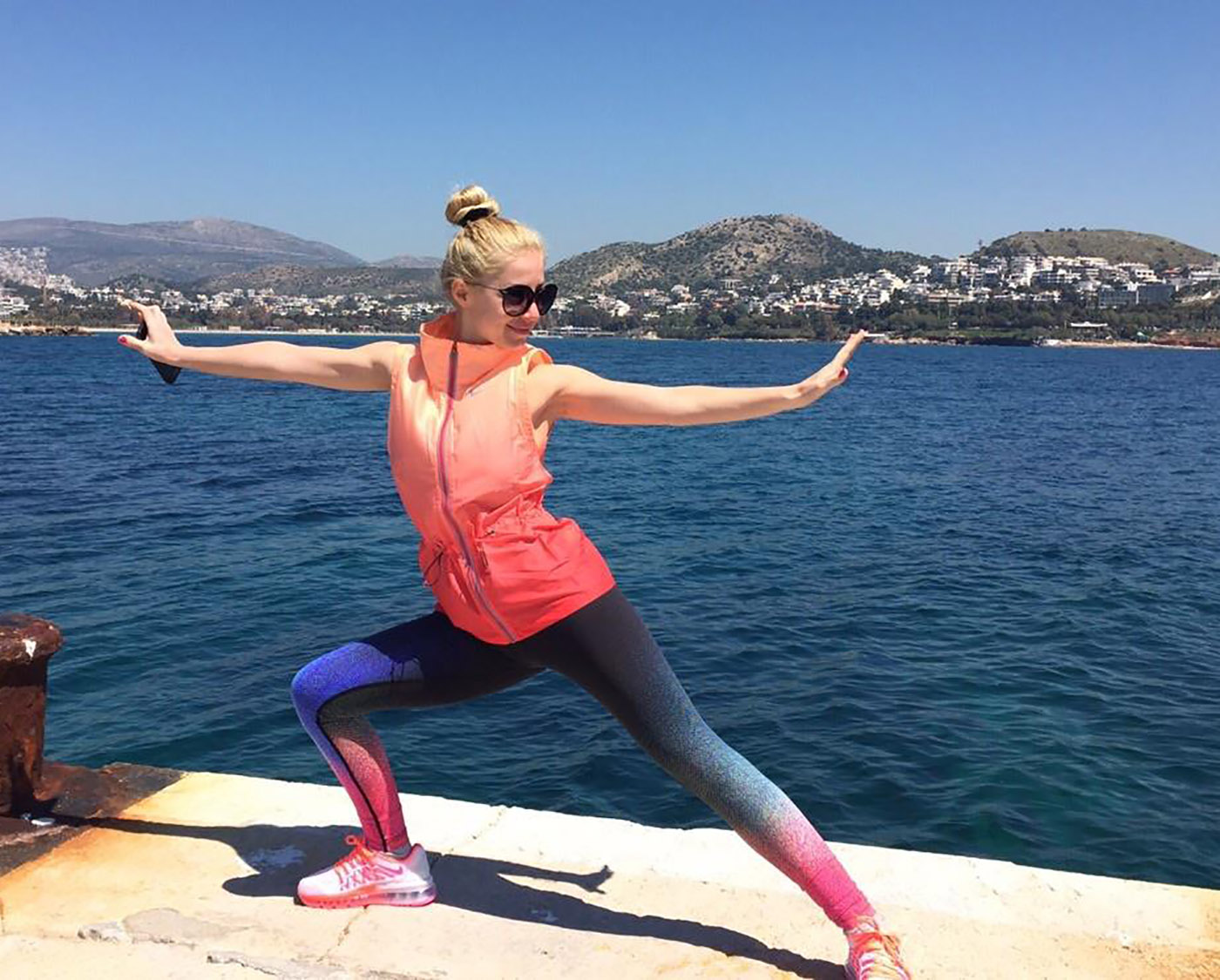 Даяна практикува йога в Гърция