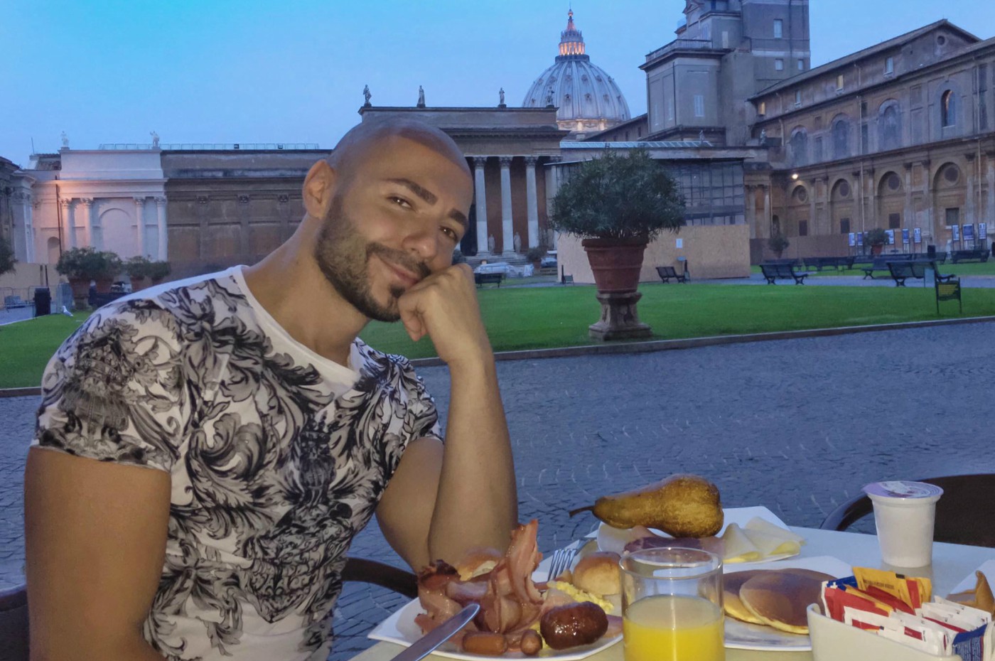 Лазар закусва във Ватикана
